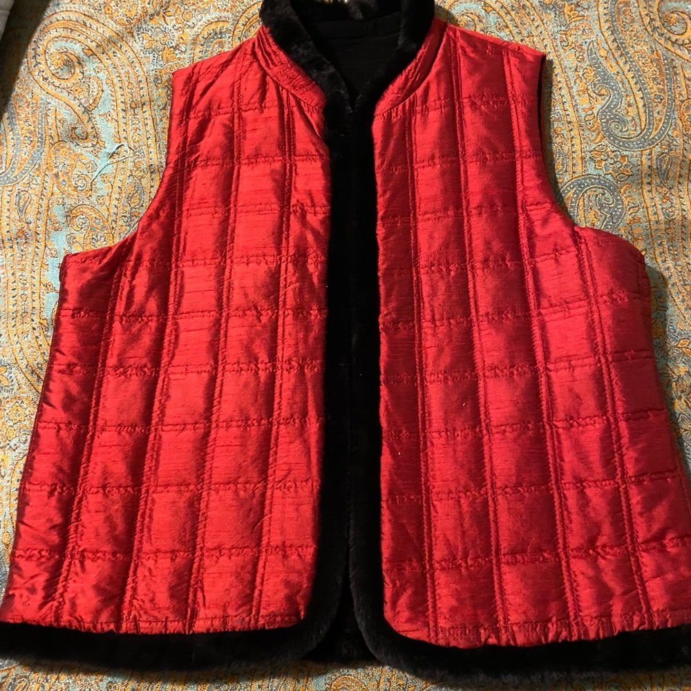 Reversible black and red silk vest with faux fur trim sz 14-16